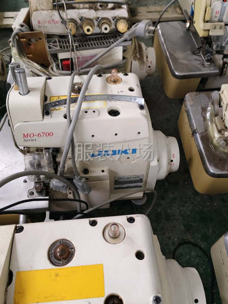 调同行一共14台锁边机，里面有6714和6716，价格可聊-第2张图片