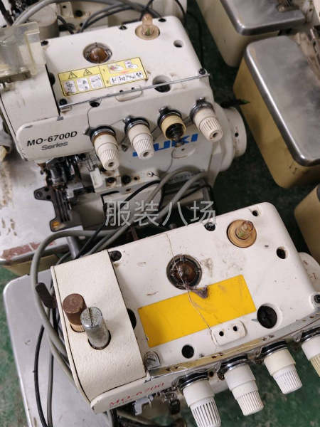 调同行一共14台锁边机，里面有6714和6716，价格可聊-第1张图片