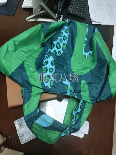 手提袋,請(qǐng)加工，上面有三對(duì)扣子，4個(gè)套結(jié)。要有刀車(chē)和套結(jié)才能-第1張圖片