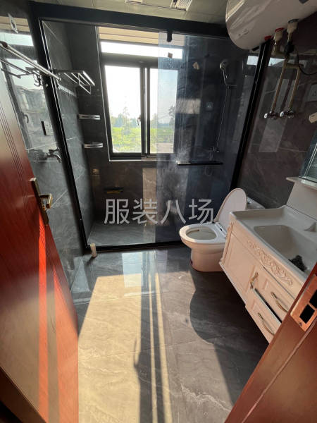 三合村黄家巷有房出租，两层楼上两间住房楼下一家一看清在打电话-第3张图片