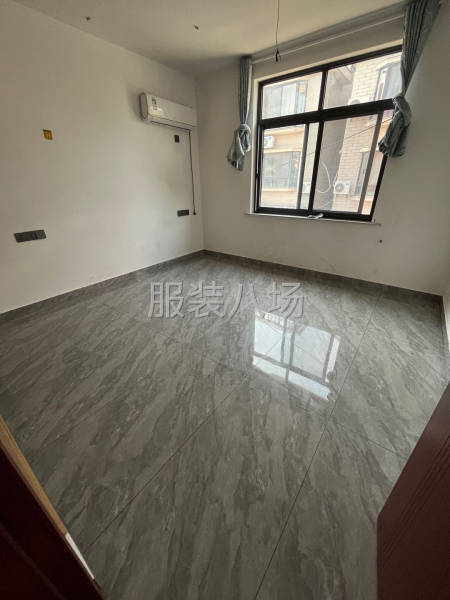 三合村黄家巷有房出租，两层楼上两间住房楼下一家一看清在打电话-第4张图片