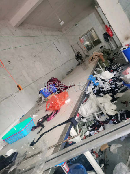 本廠專業(yè)生產(chǎn)西服套裝為主，小香風，夾克，風衣，羽絨服均可！-第1張圖片