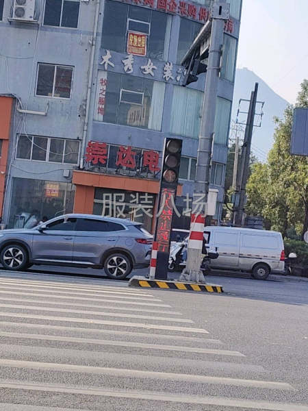 做市場(chǎng)貨半精做女裝，高級(jí)定制也有-第1張圖片