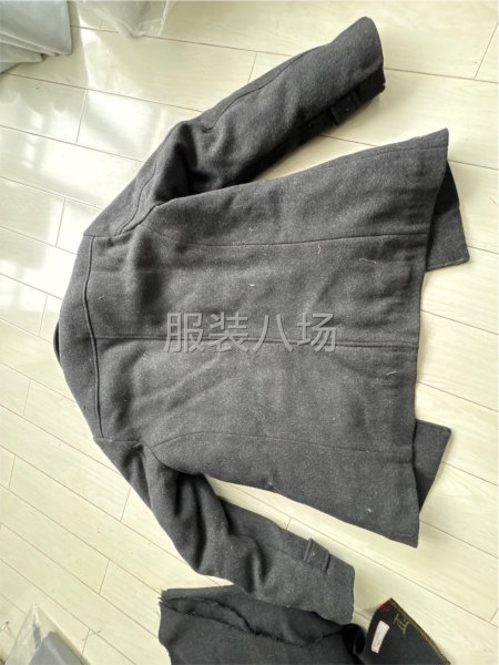 呢夹克款式，里布上绗横线，有脱卸式内门襟，装拉链连接-第3张图片