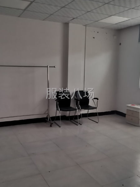 配备空调，木质泡茶桌，办公桌，电商货架等-第2张图片