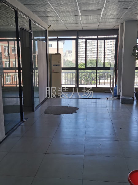 配备空调，木质泡茶桌，办公桌，电商货架等-第6张图片