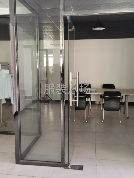 配备空调，木质泡茶桌，办公桌，电商货架等-第5张图片