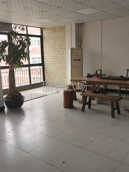 配备空调，木质泡茶桌，办公桌，电商货架等-第1张图片