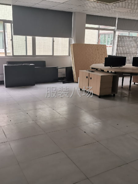 配备空调，木质泡茶桌，办公桌，电商货架等-第7张图片