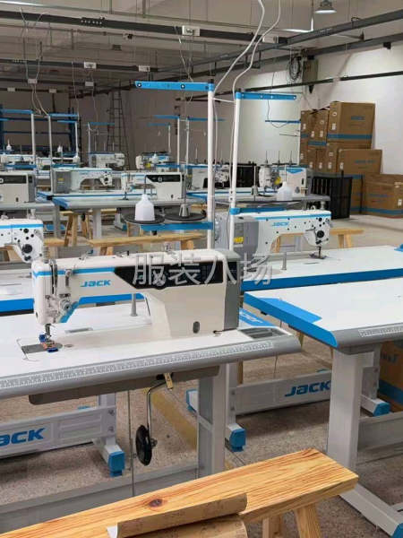流水线上批量制作成衣-第1张图片