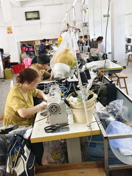 服裝加工廠，工人35人，主要生產(chǎn)羽絨服，夾克，套裝，T恤-第1張圖片