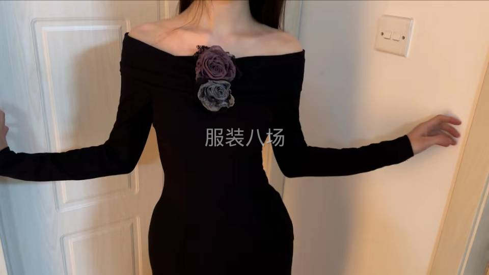 常年以旗袍，小香風(fēng)套裝為主-第3張圖片