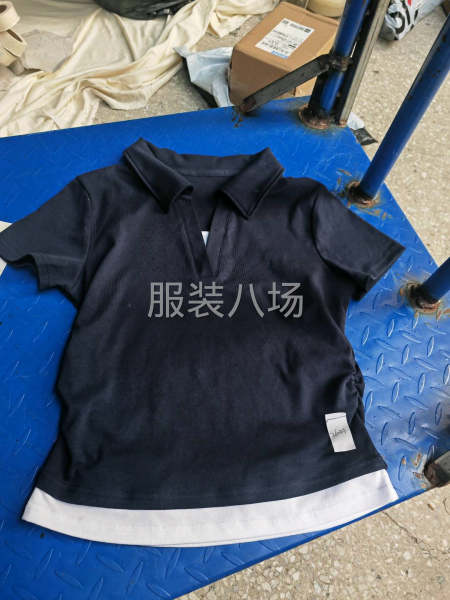 市场女装短袖，简单款复杂款都有-第3张图片