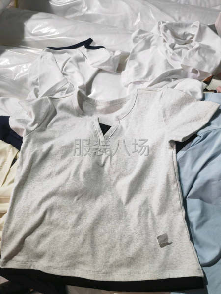 市场女装短袖，简单款复杂款都有-第1张图片