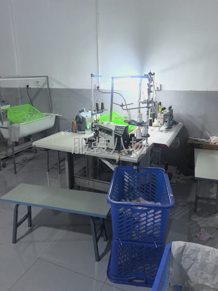 两台杰克A4  一台布鲁斯坦克4000美机拷边机-第2张图片