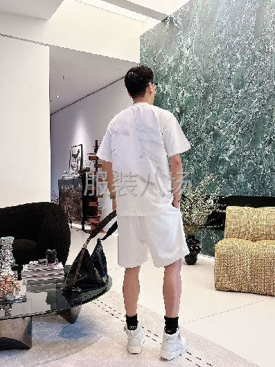 Burberry巴宝莉26早春格纹口袋圆领短袖-第2张图片