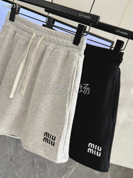 女款半身裙子 工艺刺绣-第5张图片