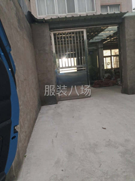 住房5间，楼下可以当服装加工，带院子-第1张图片