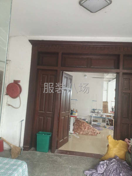 住房5间，楼下带个院子，适合8一10个人干服装-第1张图片