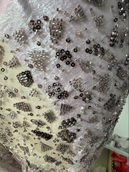 招精品夫妻档做礼服-第1张图片