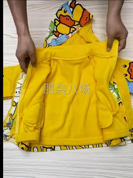 小黄鸭冲锋衣两件套，摇粒绒内胆。价格36块。数量18万套，货-第2张图片