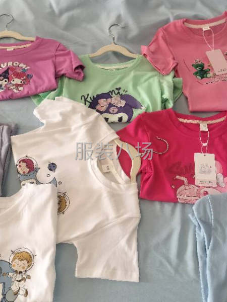 童装店处理一批儿童T桖，-第1张图片