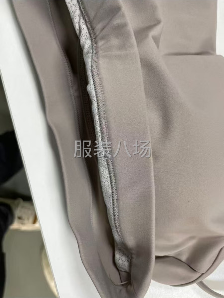 常年以运动背心，瑜伽服为主-第1张图片