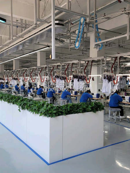 我公司有先进的生产设备，除西服上衣外可以加工任何服装。-第1张图片