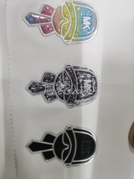 服装商标定凹凸压花制硅胶标印花工艺-第1张图片