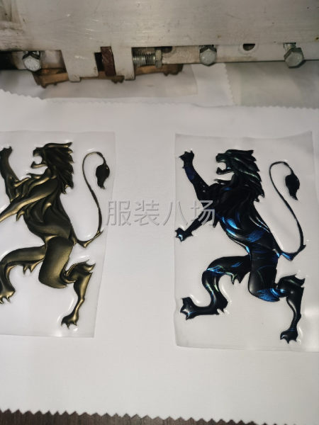 服装商标定凹凸压花制硅胶标印花工艺-第4张图片