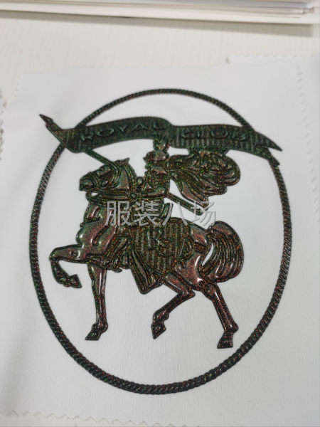 服装商标定凹凸压花制硅胶标印花工艺-第8张图片