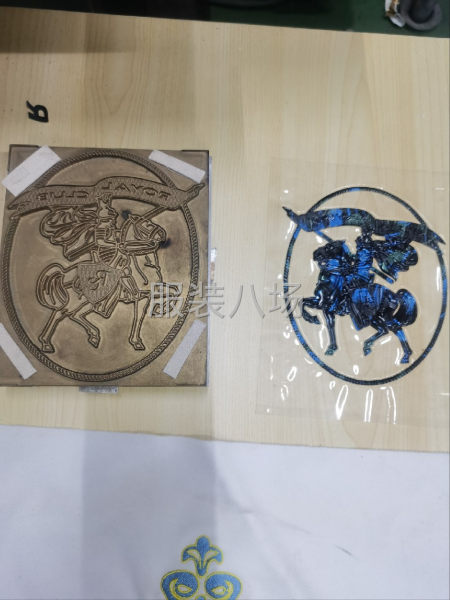 服装商标定凹凸压花制硅胶标印花工艺-第9张图片