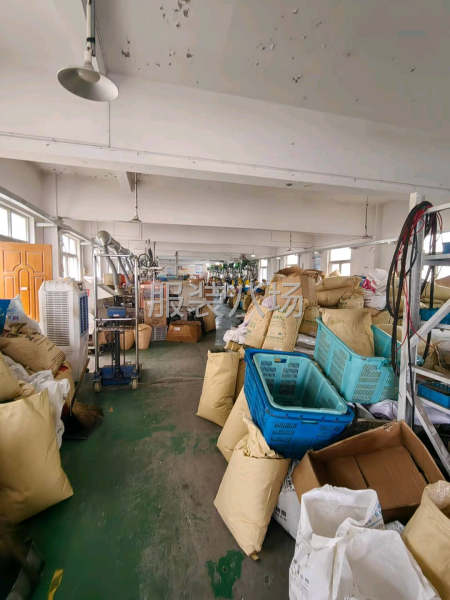 莫城街底楼450平厂房出租，中间无柱子，无污染行业不限-第1张图片
