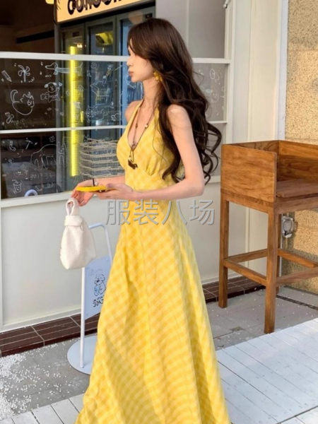 有胸垫内衬加拉链 黄色格子V领挂脖吊带连衣裙女多巴胺-第1张图片