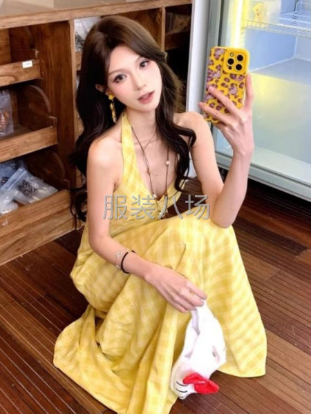 有胸垫内衬加拉链 黄色格子V领挂脖吊带连衣裙女多巴胺-第2张图片