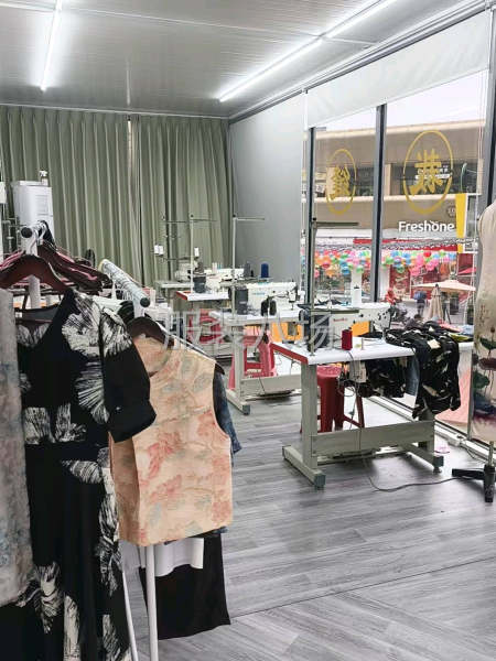 本人团队有五个人做服装定制的，有需要的老板联系做都不是问题-第1张图片