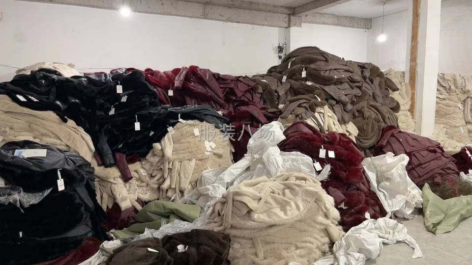 承接各类假毛衣服成衣来料加工
精工细作，圆刀裁剪免费打样
大-第1张图片