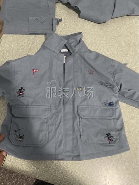 安徽两个厂加起来共有四五十个工人 流水线生产。出货快，质量保-第1张图片